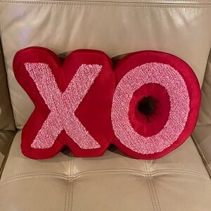 Target Bullseye Valentine’s Day XO Pillow Red & Pink NWT
